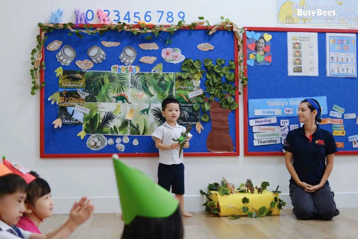Từng câu kể, từng cử chỉ diễn đạt rõ nét sự phát triển ngôn ngữ và năng lực biểu đạt cá nhân của trẻ sau 8 tuần khám phá