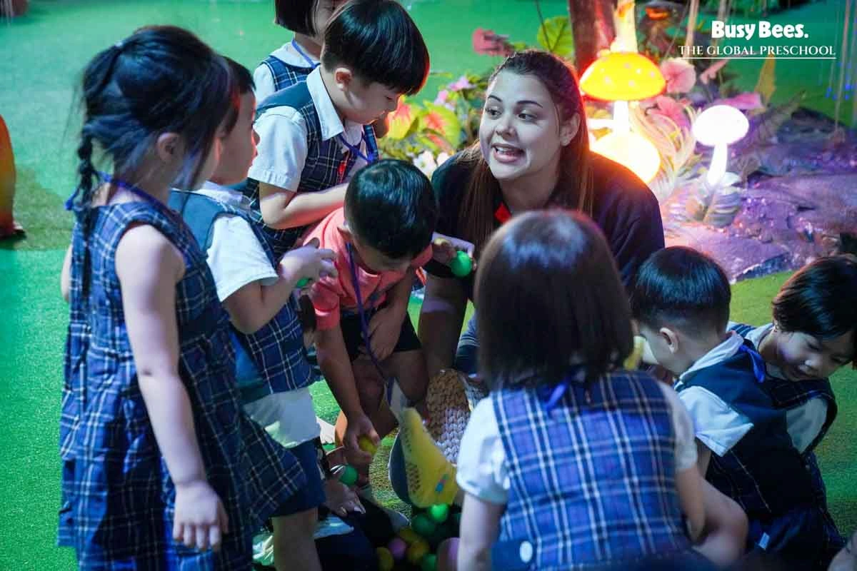 Children actively interacted with teachers to learn about the traits of different dinosaurs, fostering a mindset of inquiry and a love for learning
