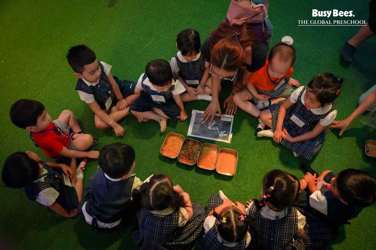 By examining life-like models and engaging in hands-on creation, children gained a vivid and lasting understanding of dinosaur anatomy through experiential learning