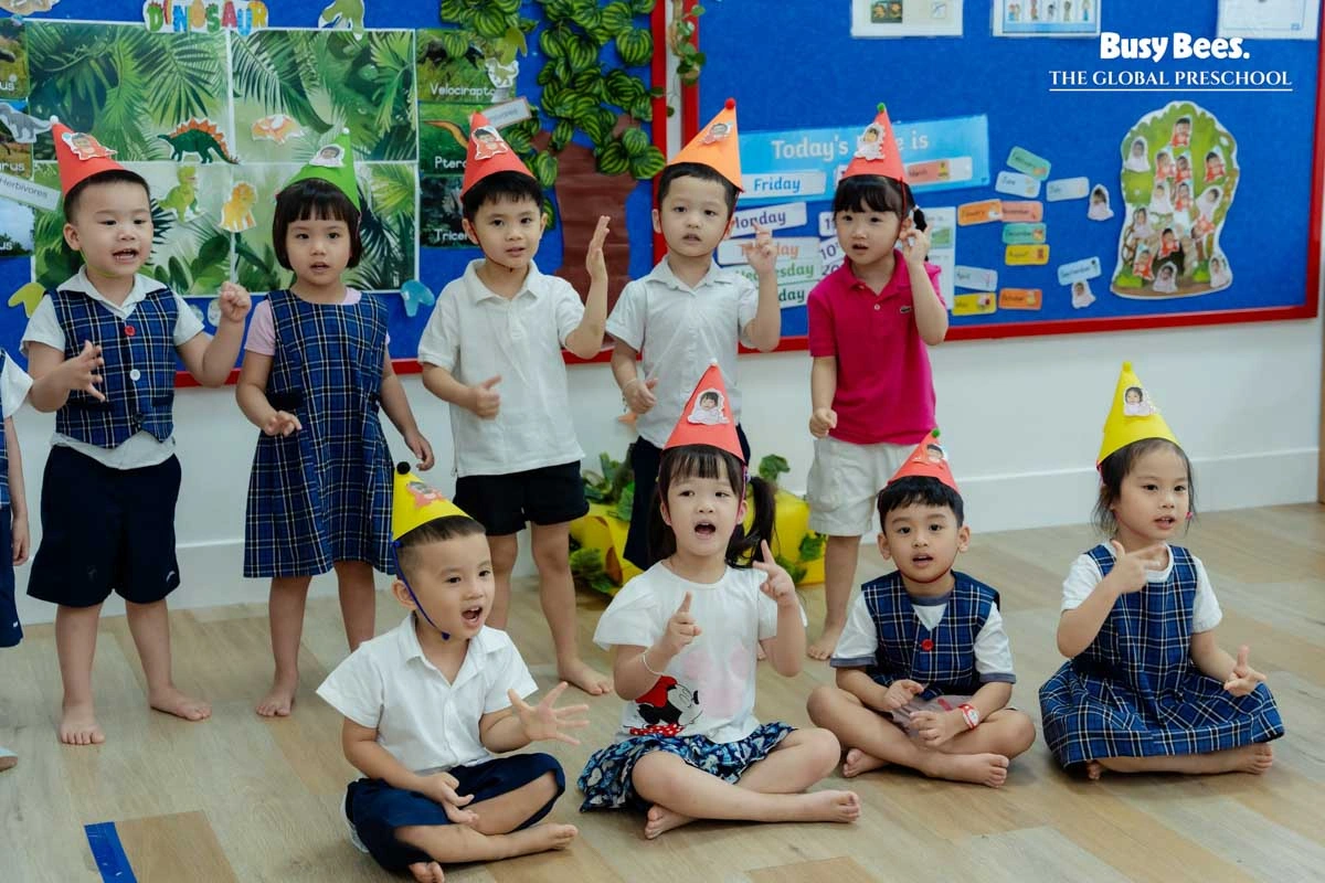 Hòa nhịp sôi động cùng những tiết mục trình diễn tại lớp học theo bài hát chủ đề “Khủng long”