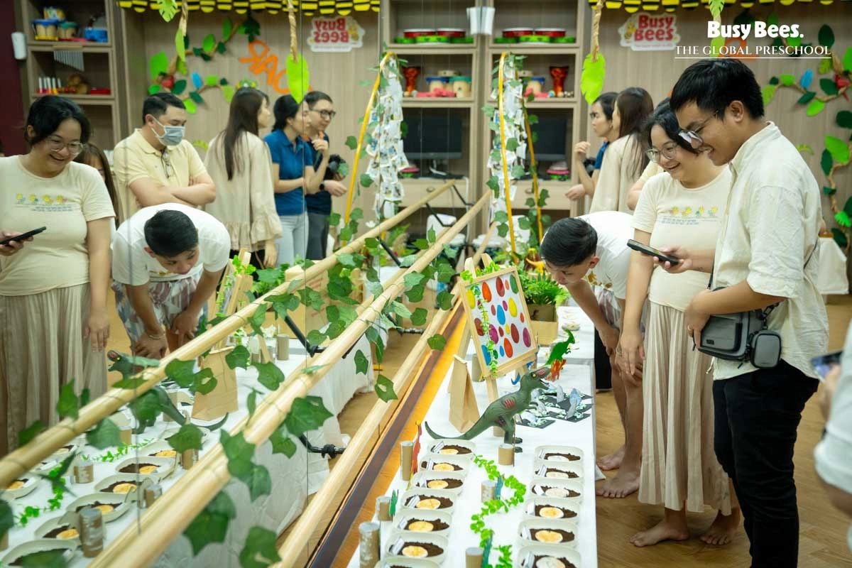 Mỗi góc lớp học trở thành một “bảo tàng sáng tạo” thu nhỏ, nơi lưu giữ hành trình học tập của trẻ suốt mùa hè