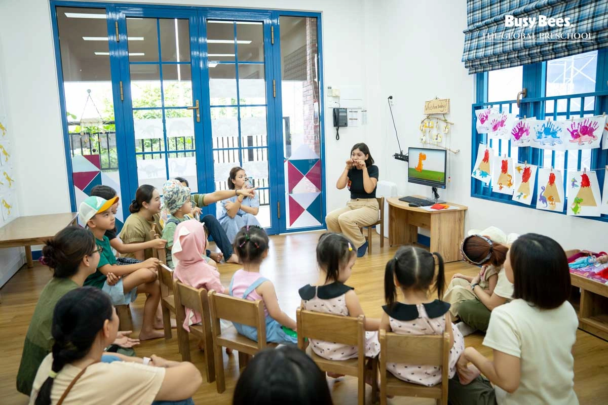 Các con cùng giáo viên ôn lại hành trình khám phá bằng những hoạt động gợi nhớ kiến thức, khơi dậy niềm hứng thú và tinh thần học tập tích cực