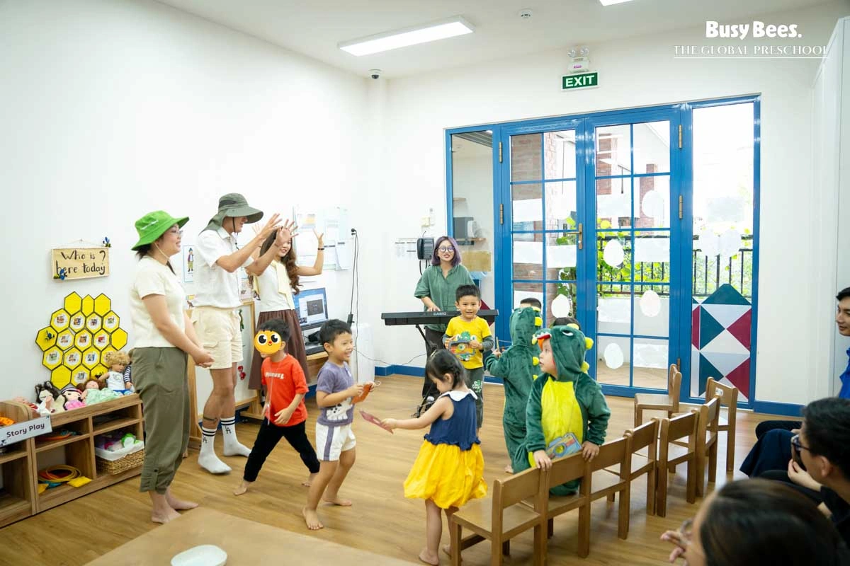 Hòa nhịp sôi động cùng những tiết mục trình diễn tại lớp học theo bài hát chủ đề “Khủng long”