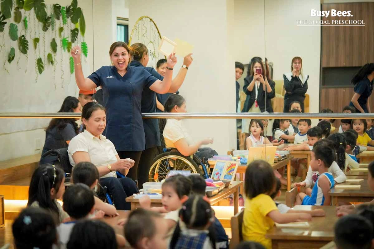 Cô trò cùng nhau nhào nặn đất sét trong không khí nhẹ nhàng ấm áp nơi nghệ thuật trở thành nhịp cầu cảm xúc