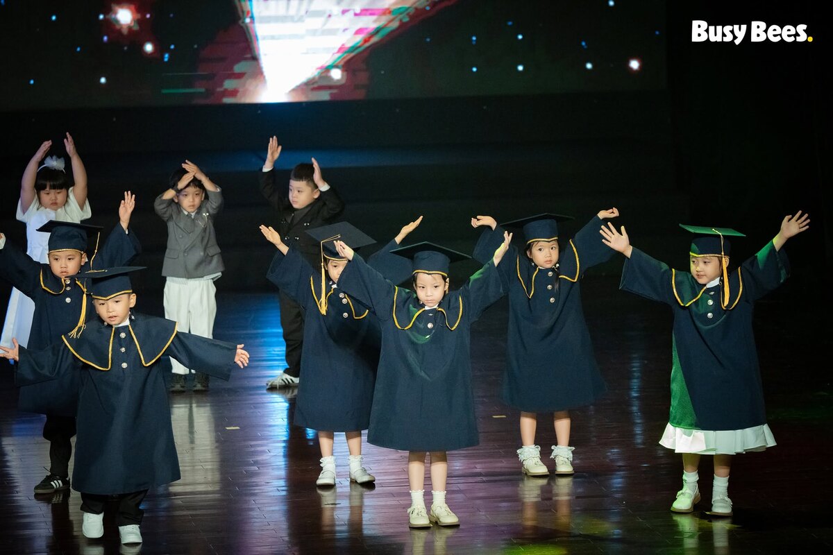 Các bé Pre-Primary Busy Bees reo vui trên sân khấu trong lễ tốt nghiệp mầm non 2026