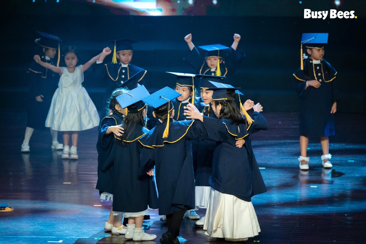 Các bé Pre-Primary Busy Bees tung mũ cử nhân khép lại lễ tốt nghiệp 2026