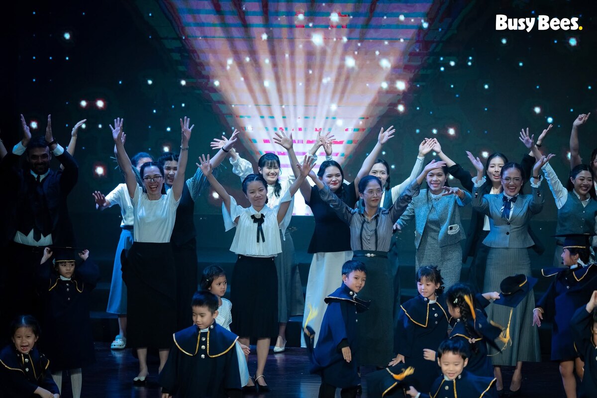 Thầy cô và các bé Pre-Primary Busy Bees cùng ăn mừng trong lễ tốt nghiệp